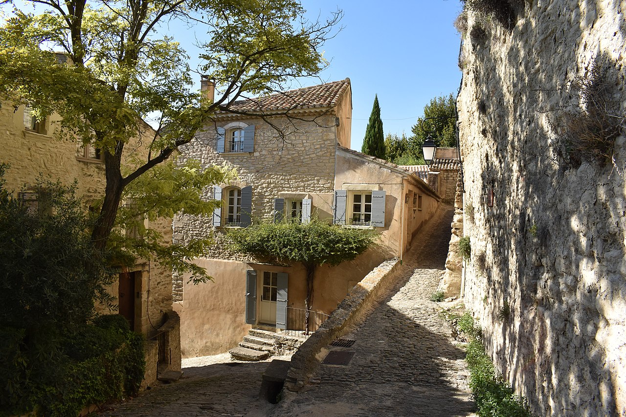 maison en pierres dans village gordes